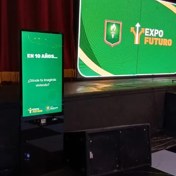 Tótem Doob con una pregunta interactiva en la Expo Futuro del Instituto San Gregorio el Iluminador