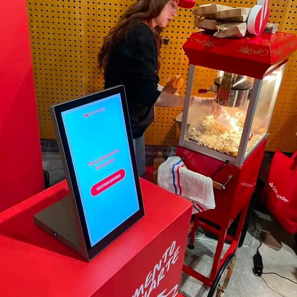 Pantalla Doob con una trivia en el stand de Santander