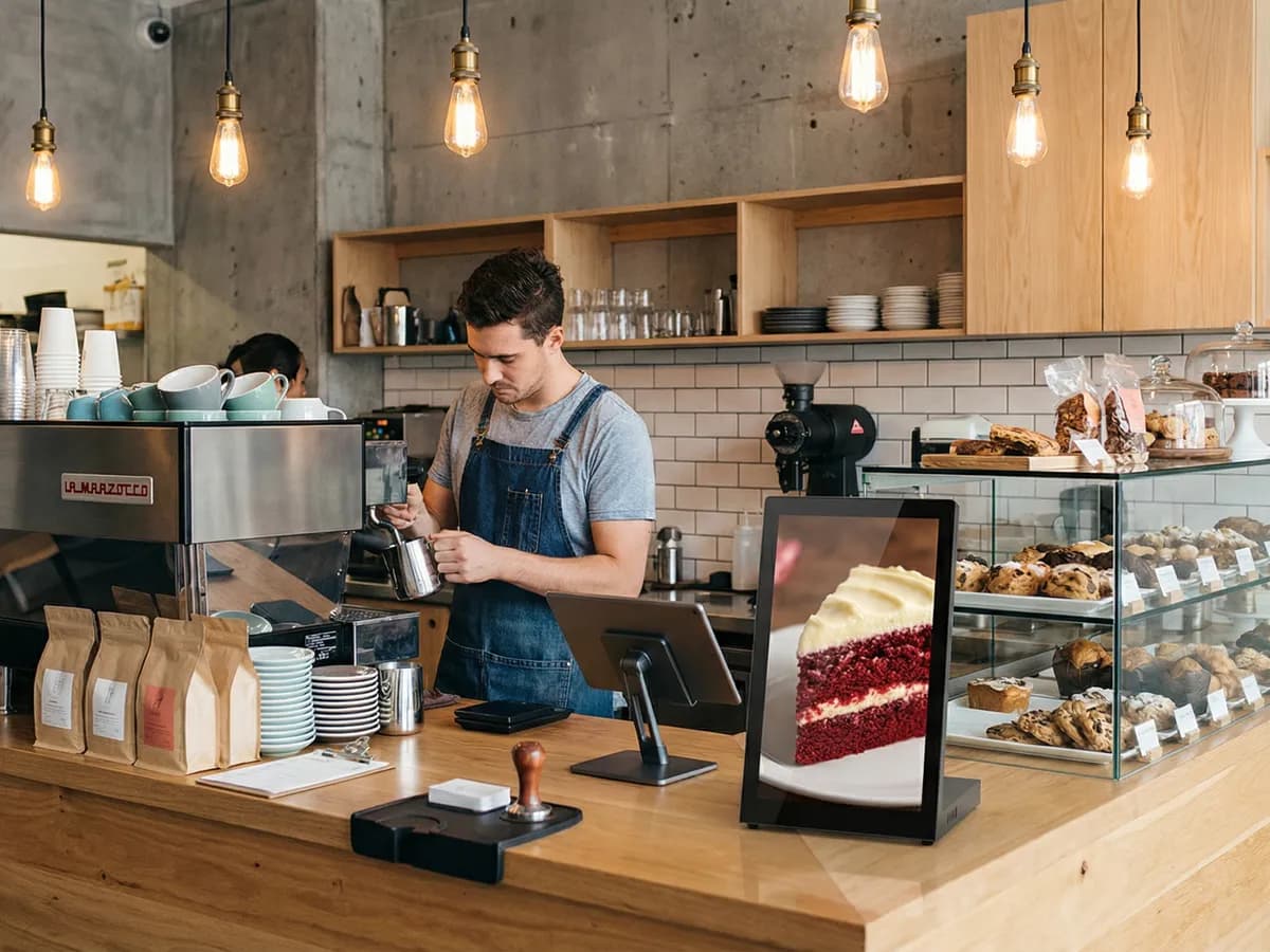Pantalla táctil de Doob en el mostrador de una cafetería mostrando una promoción