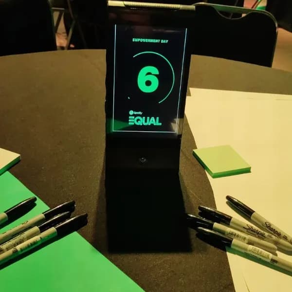 Tótem XS con número de mesa en el Empowerment Day de Spotify EQUAL