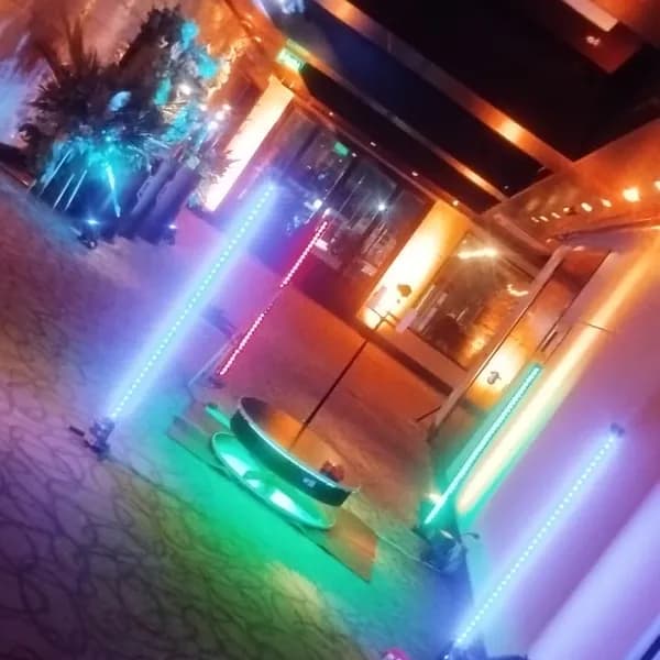 Estructura con luces LED de colores para una activación en un salón